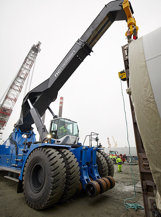 Reachstackere op til 152 ton - verdens stærkeste reachstacker.