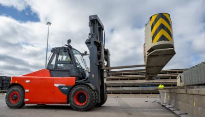 Den røde Linde-kæmpe knokler i stilhed